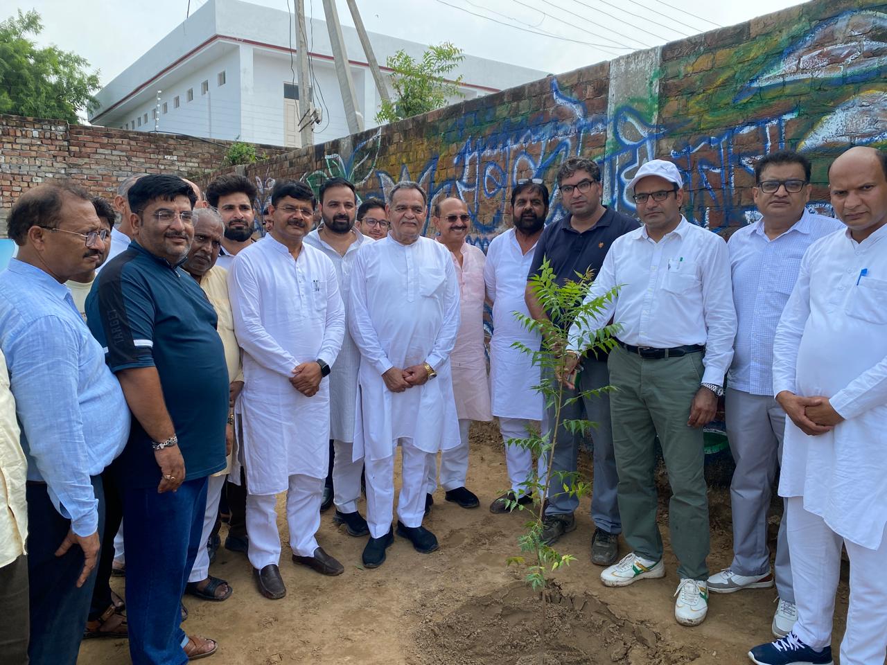 MLA Vinod Bhayana inaugurated the newly developed 4.5 acre long green belt adjoining the new vegetable market Hansi by planting saplings.